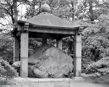 日本皇室这几天怕是要急得跳脚了。一块9.5吨的石头，被他们捂在宫里藏了116年，