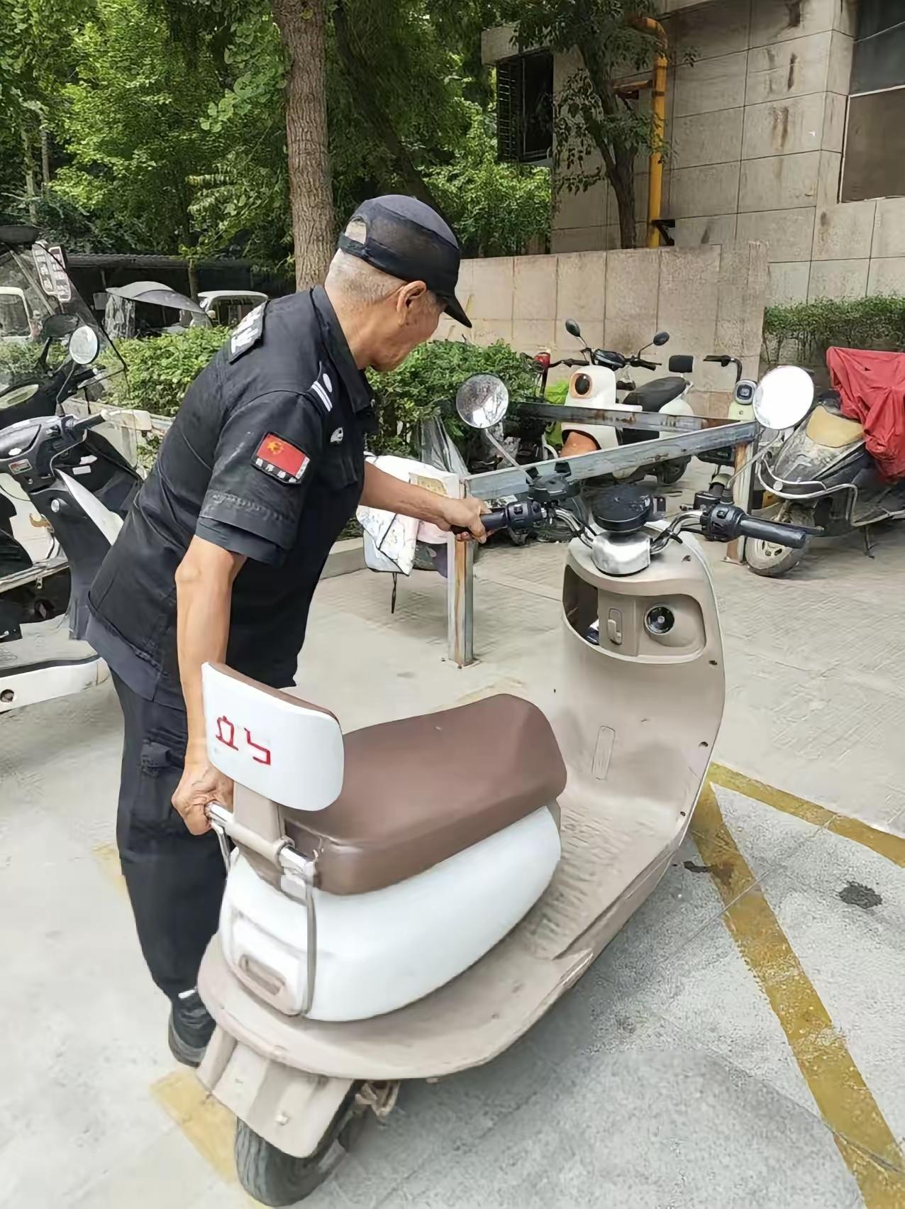 今天，公司里年纪最大的保安要辞职了。我问他：“干得好好的，怎么突然不干了？”他叹