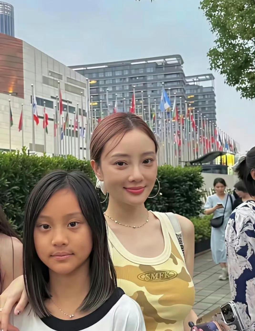 甜馨真尴尬！皮肤黝黑邋里邋遢的，13岁看起来比她妈妈李小璐还要显老[捂脸哭][捂脸