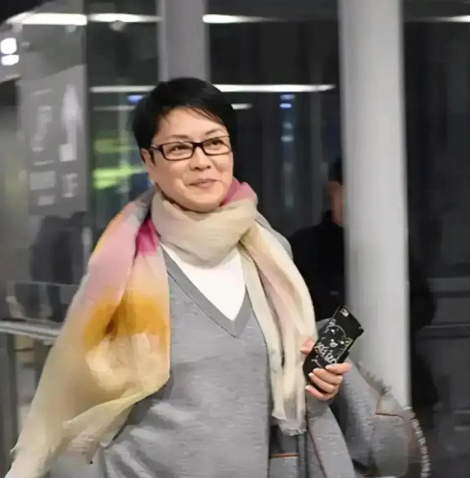 菜场里35元布鞋，年捐百万毛阿敏拎旧环保袋买菜，邻居以为她退了圈。其实她把