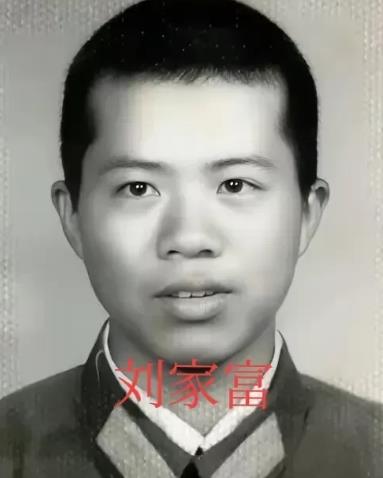 1984年，老山前线，21岁战士刘家富因左腿中弹，跌倒在弹坑中，不料被两名越军发