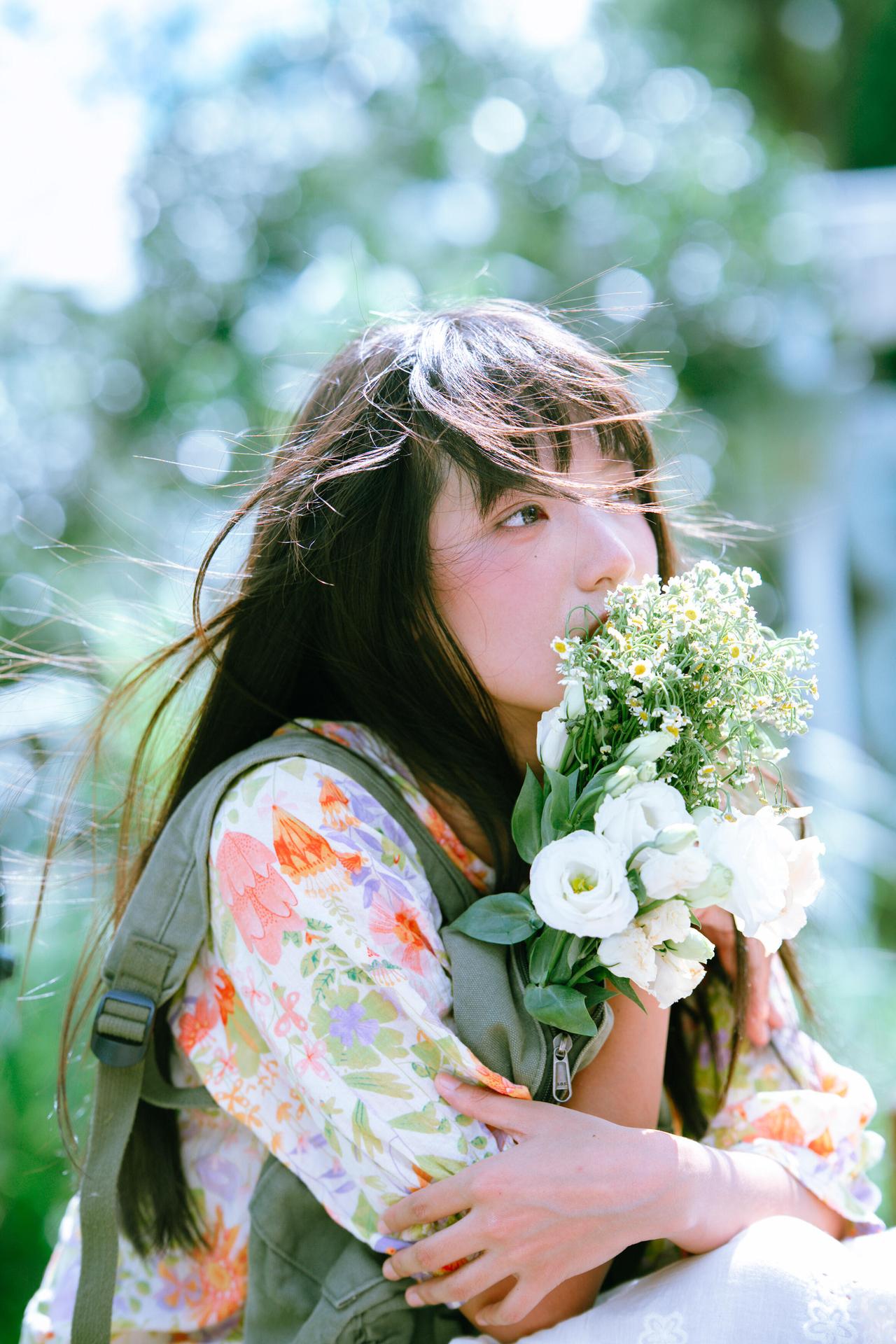 看一下这组特写人像作品，将春光人像的情绪挖掘与光影运用推向了极致。画面聚焦于人物