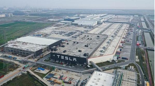 马斯克这手牌打得太绝了。左手把特斯拉FSD送进中国，右手却把SpaceX的中国投