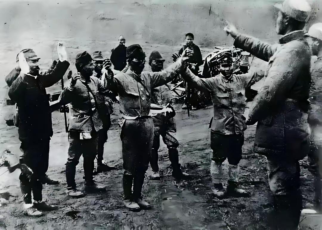 这是日本鬼子举手向八路军投降的真实照片，打破了日军不可战胜的神话，所谓武士道精神