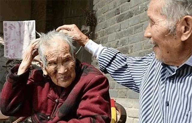 1948年，湖北松滋八宝镇，东躲西藏了两年的24岁的当地农民龚大财第在村里露了面