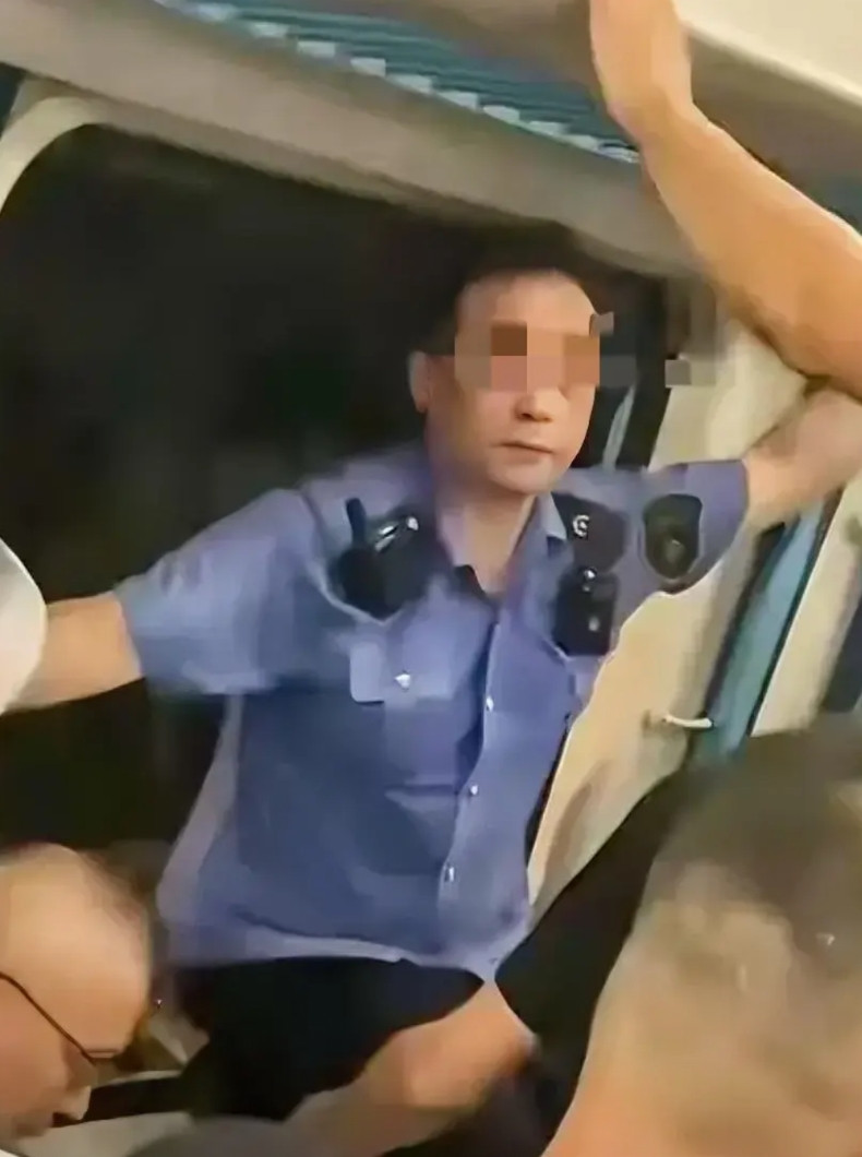 31℃车厢内女子晕倒、男子赤膊！砸窗救人该不该追责？民警处理引争议