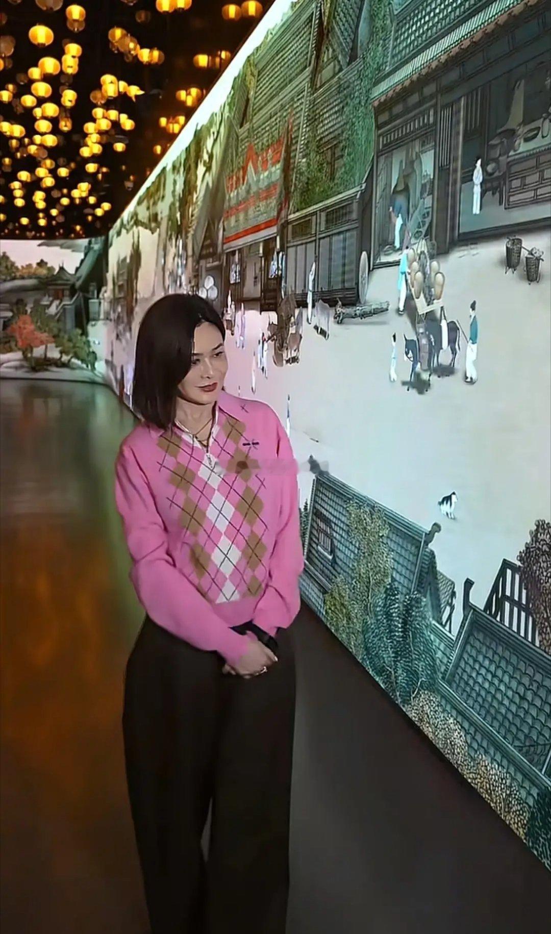 63岁关之琳状态惊艳：齐肩发衬得利落温婉，针织衫配阔腿裤简约大气，减龄又时尚，说