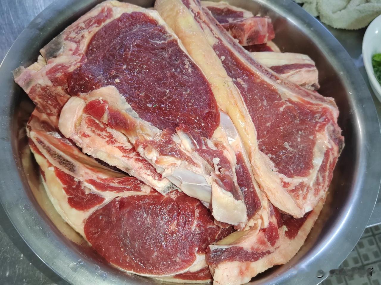巴西的牛排🥩，名不虚传，确实很新鲜，颜色深红，就是太大了，每个人一块，吃完都不