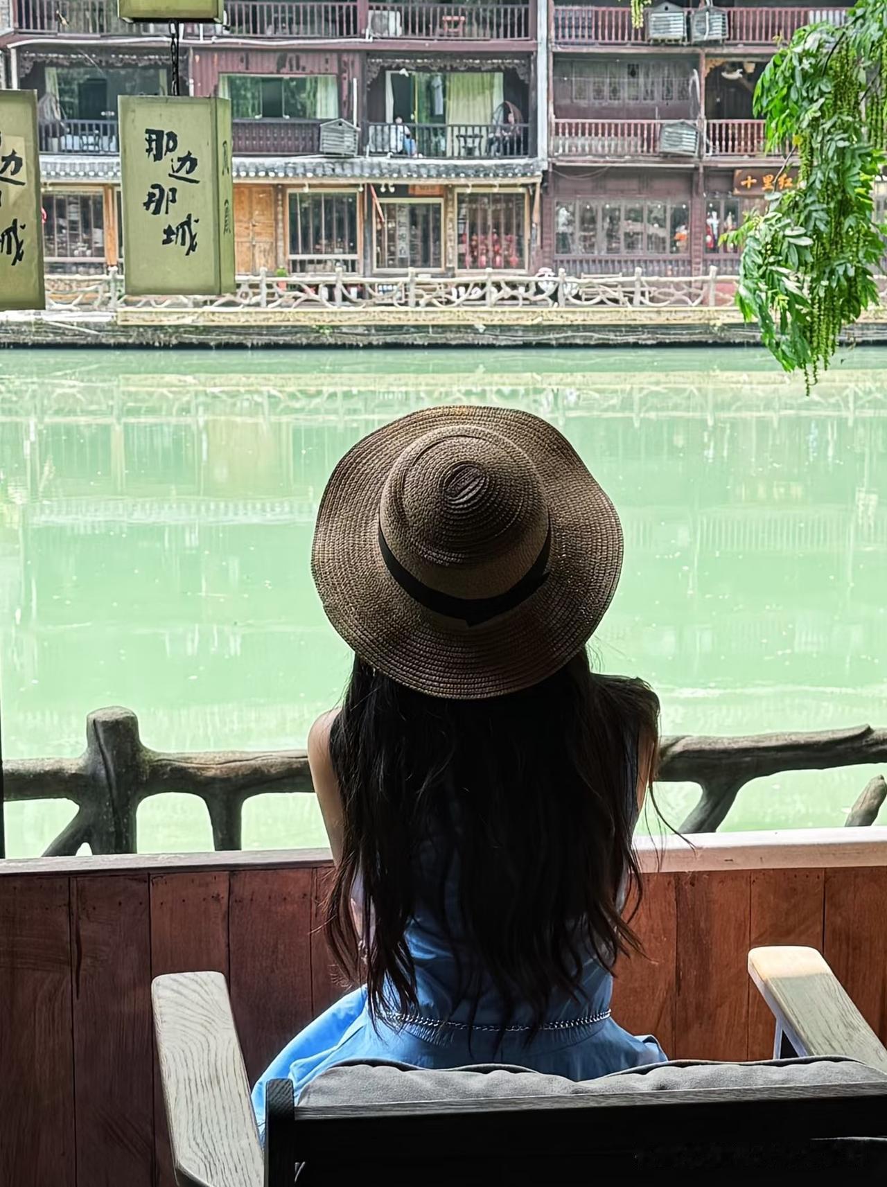 近日，湖南一位30岁的小学女教师很是痛苦。她想辞编去广州奔赴她老公，然而父母