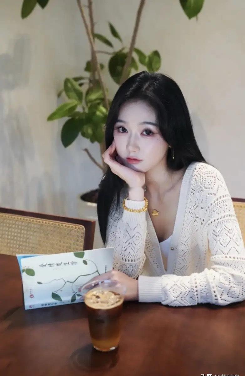 看到短剧演员岳雨婷吐露的行业底裤，直接把我看乐了。那些让观众上头的激情床戏，全靠