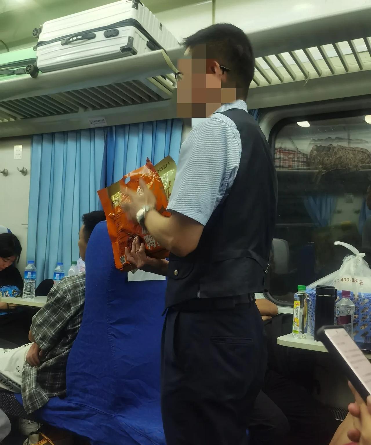 以前总是羡慕火车上的乘务员，看见他们穿着清爽的制服，随着火车走南闯北，可以见很多