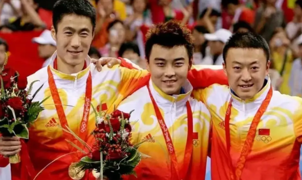 王励勤为啥不想突出某一个人。其实这句话是有背景的。提起“二王一马”时代，想必