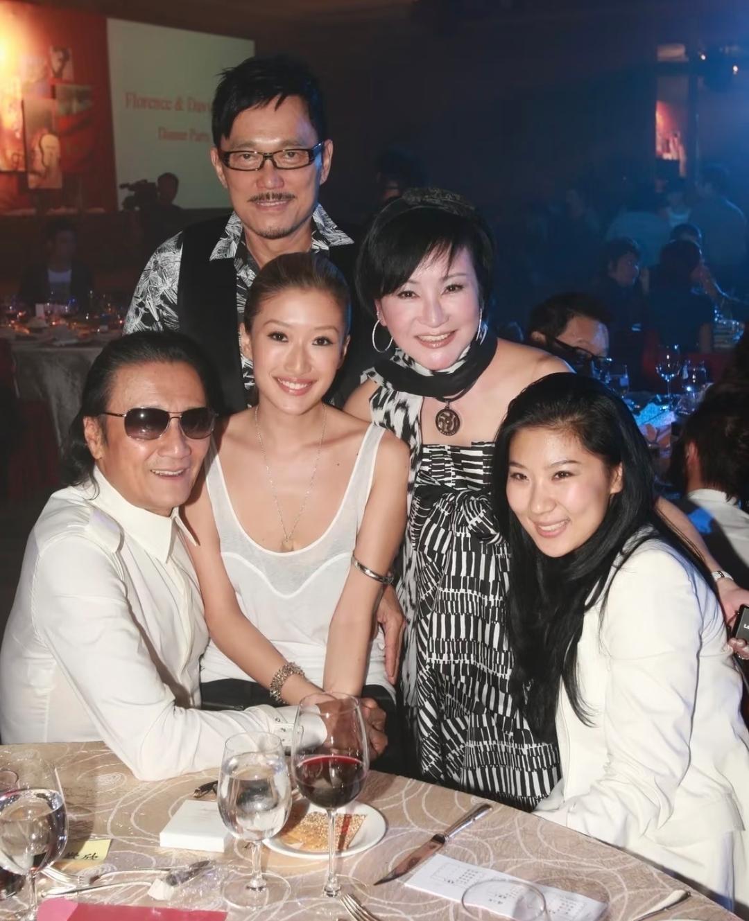 谢贤站在香港电影金像奖的领奖台前，台下掌声持续了很久。拿过终身成就奖之后，谢贤又