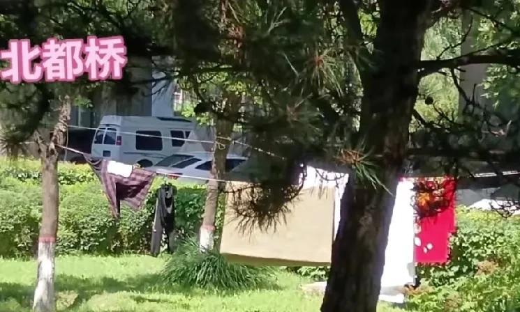 大同！成了一些外地游客房车营地的天堂，裤衩背心儿随便挂。[大笑][大笑]“大同