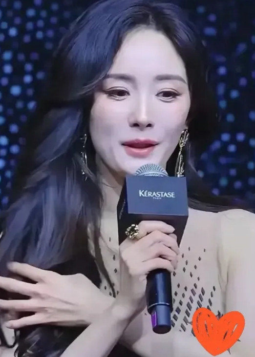 杨幂怼脸照曝光，少女感不再？曾经那个凭借《仙剑奇侠传三》里唐雪见一角，成为无数