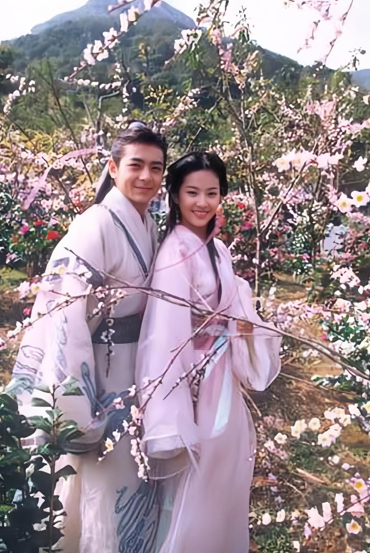 刘亦菲不但人美和声音好听，情商也非常高，因为从一张简单的合影照就能看出来了，看图