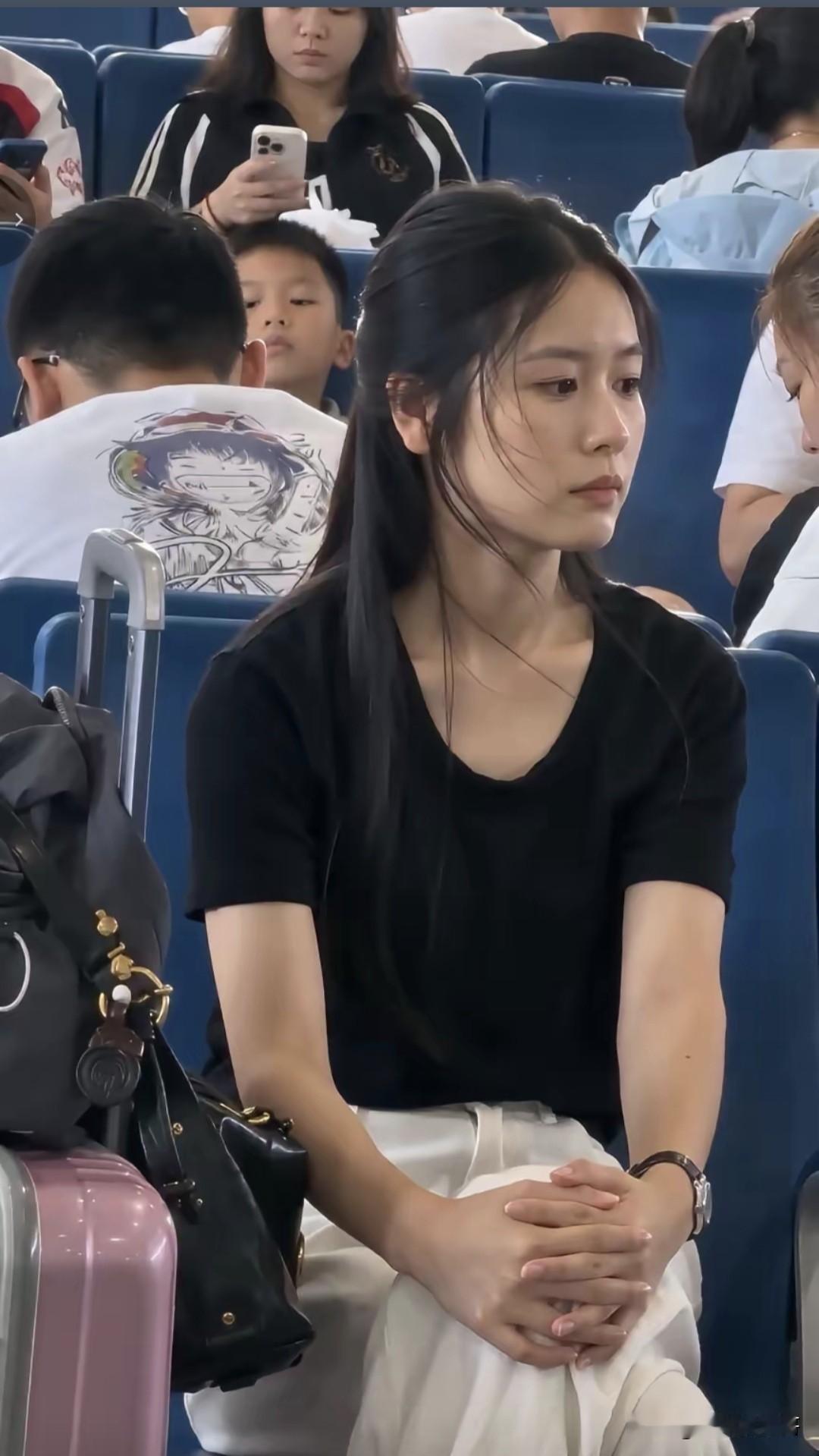 最近很火的这个“高铁素衣女孩”大家知道吗？起先是因为一张她静坐在候车厅的照片，失