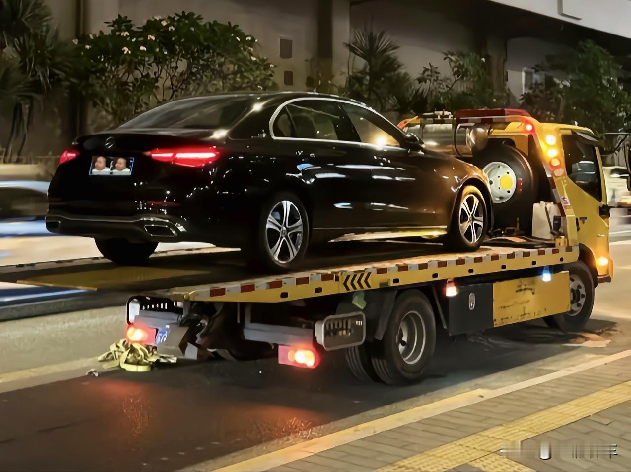 给大家说个事儿。昨晚，我们小区门口美甲店的女店主，她的奔驰车被拖走了。事情是