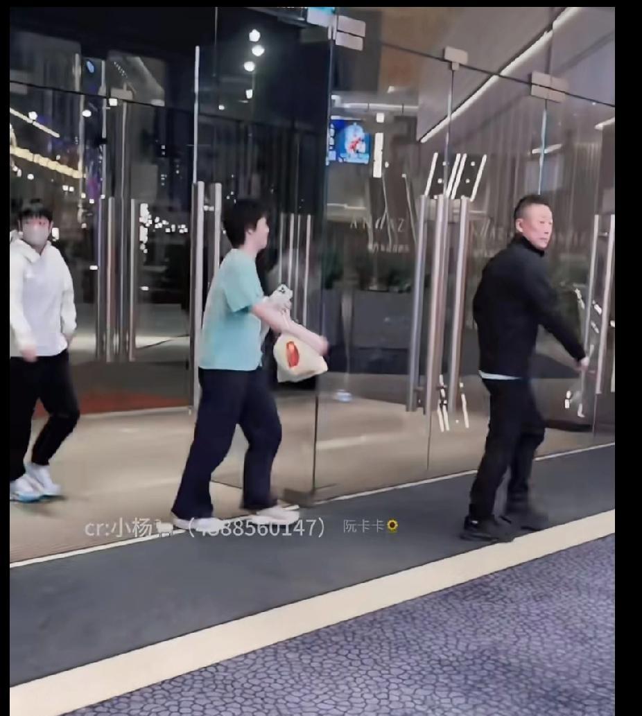 国乒队员们从澳门觅食回来啦～看到莎莎、蒯曼还有马琳指导，莎莎边走边提裤子，像个可
