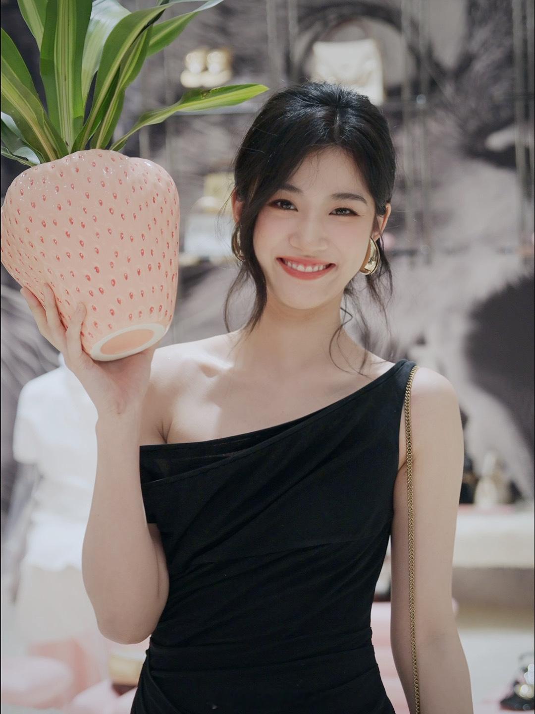 卢昱晓成熟韵味