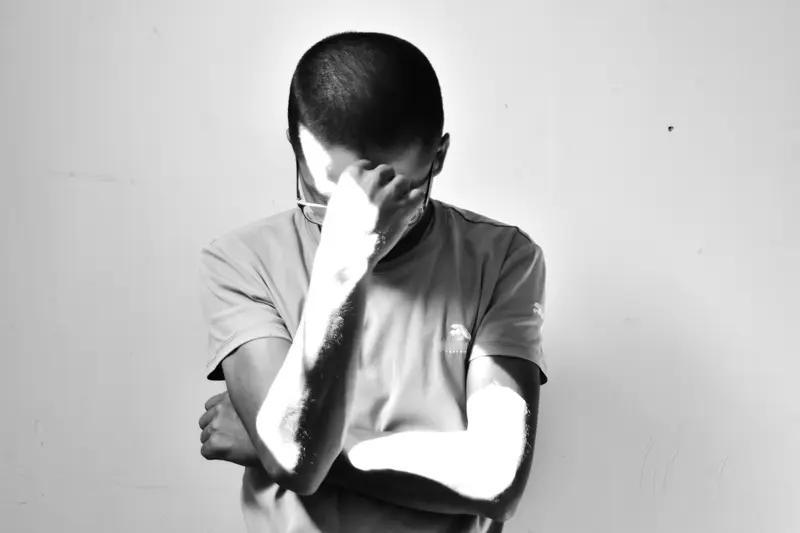 为何国家管不住加班现象？这个观点颇为新颖。当下劳动力仍处于过剩阶段，劳动法本是良