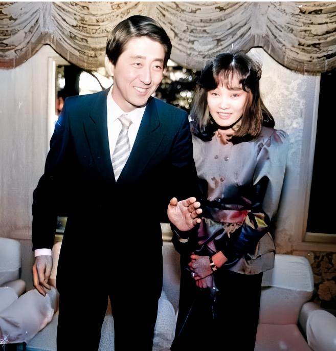1987年结婚，2022年遇刺，安倍晋三和妻子33年的婚姻是真爱吗？松崎昭惠出