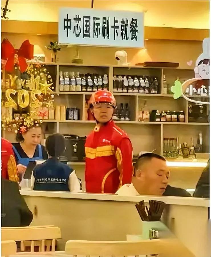 东哥都懵了——美团宣传片被骂到下架！你猜咋回事？拍送外卖跟度假似的！