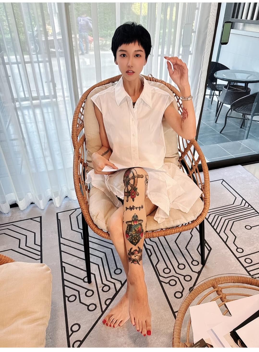 哇，短发真的太绝了，就是脚趾头有点减分了。