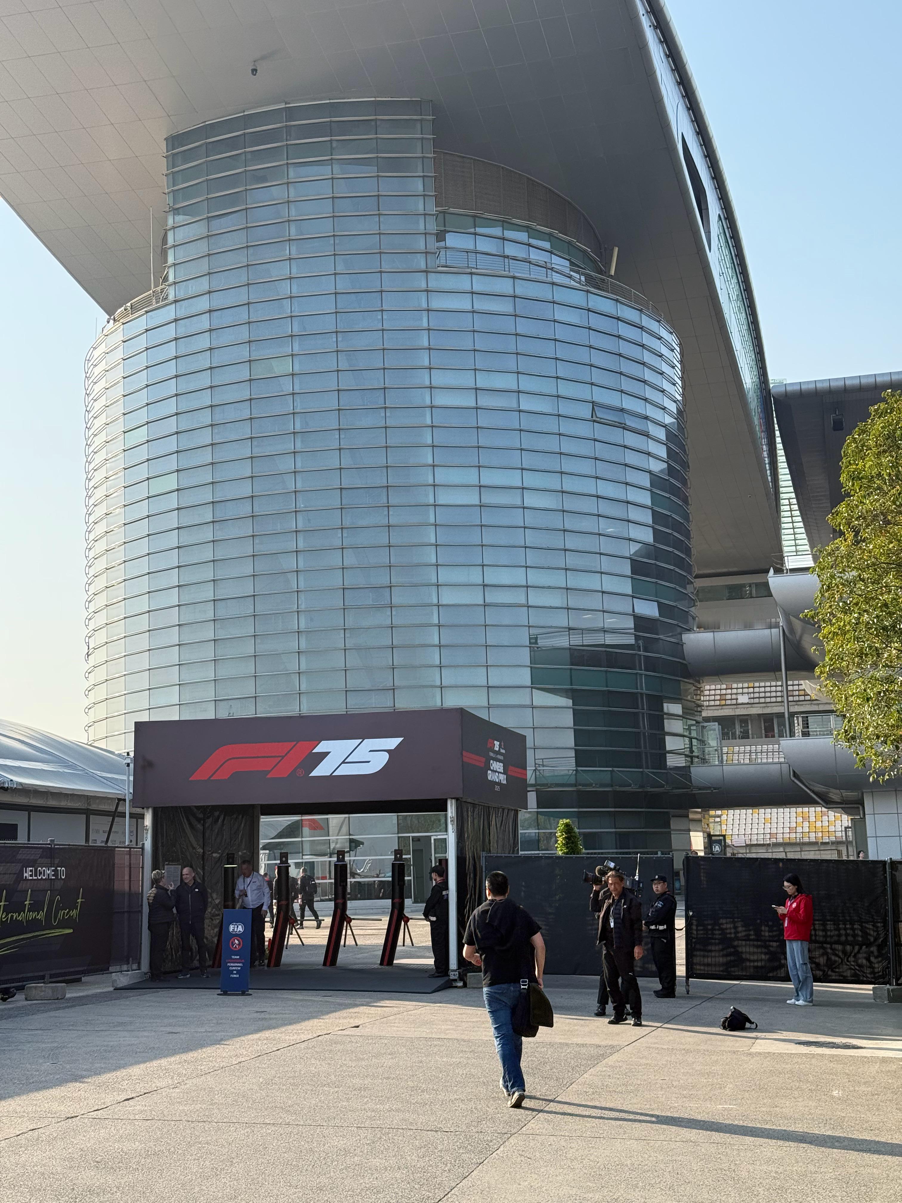 F1周六上班打卡，遇到劳森进门。2025F1中国大奖赛​​​