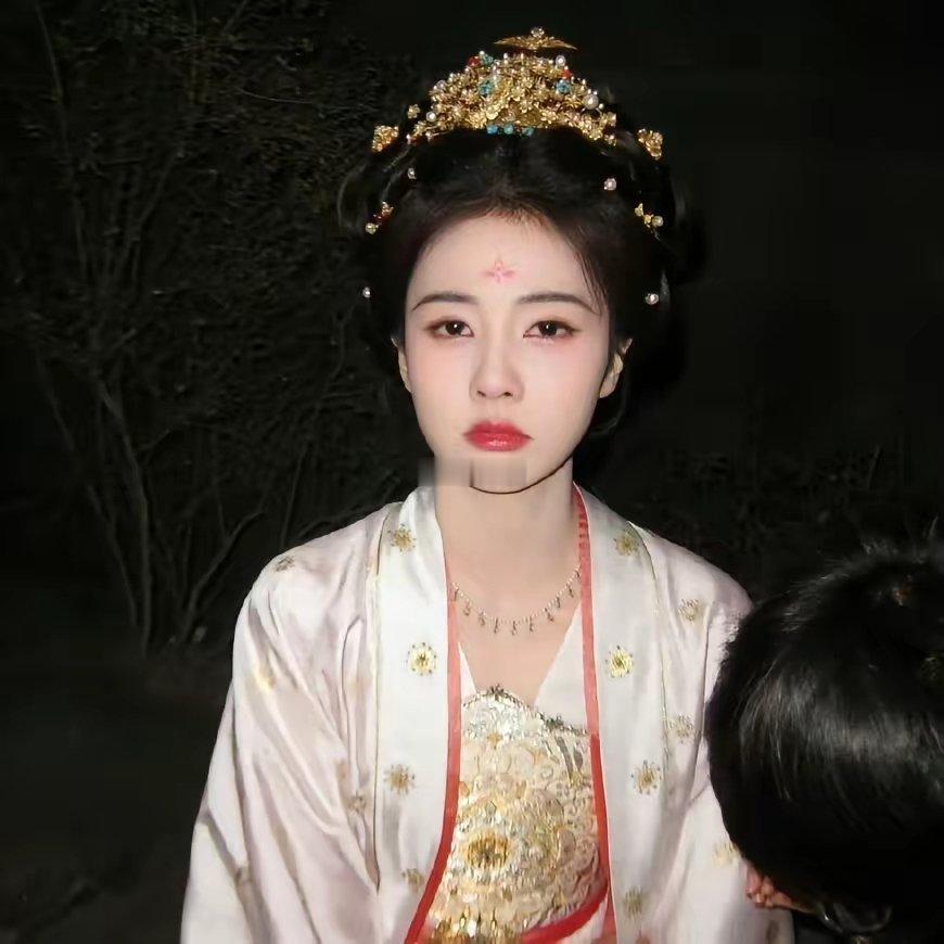 白鹿张凌赫二搭彻底告吹，转头牵手丁禹兮，《恰逢雨连天》阵容杀疯了内娱换角比翻剧还