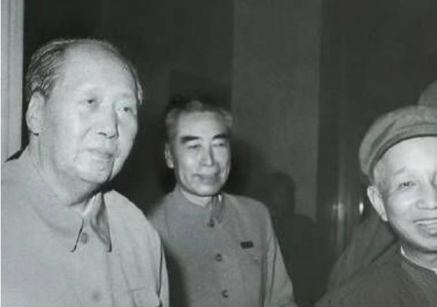 1948年4月28日，西柏坡，毛主席破例出门迎接粟裕，朱德站在门口，愣住了，连手