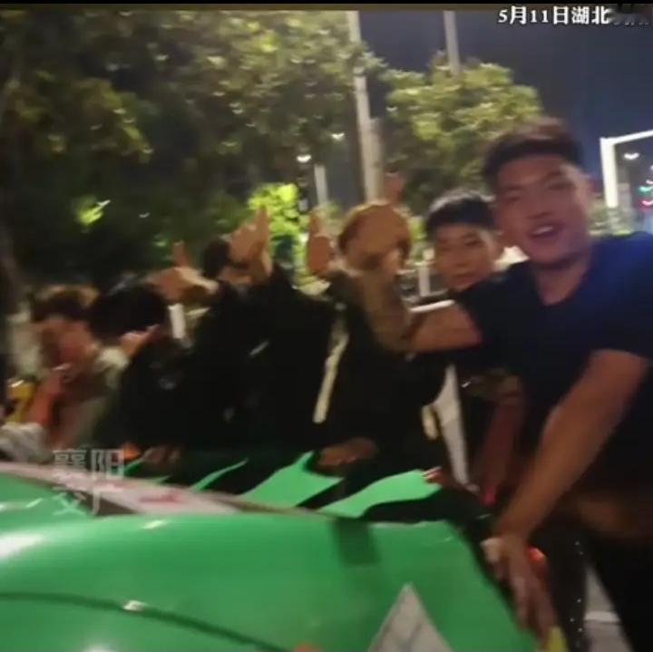凌晨3点襄阳街头！的姐深夜出车车坏路边，孤立无援时，这群00后少年二话不说上手帮