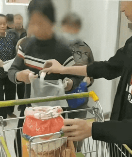 侮辱人的方式有很多种，但是对于这种侮辱人的方式，可真是让人太看不下去了！也不