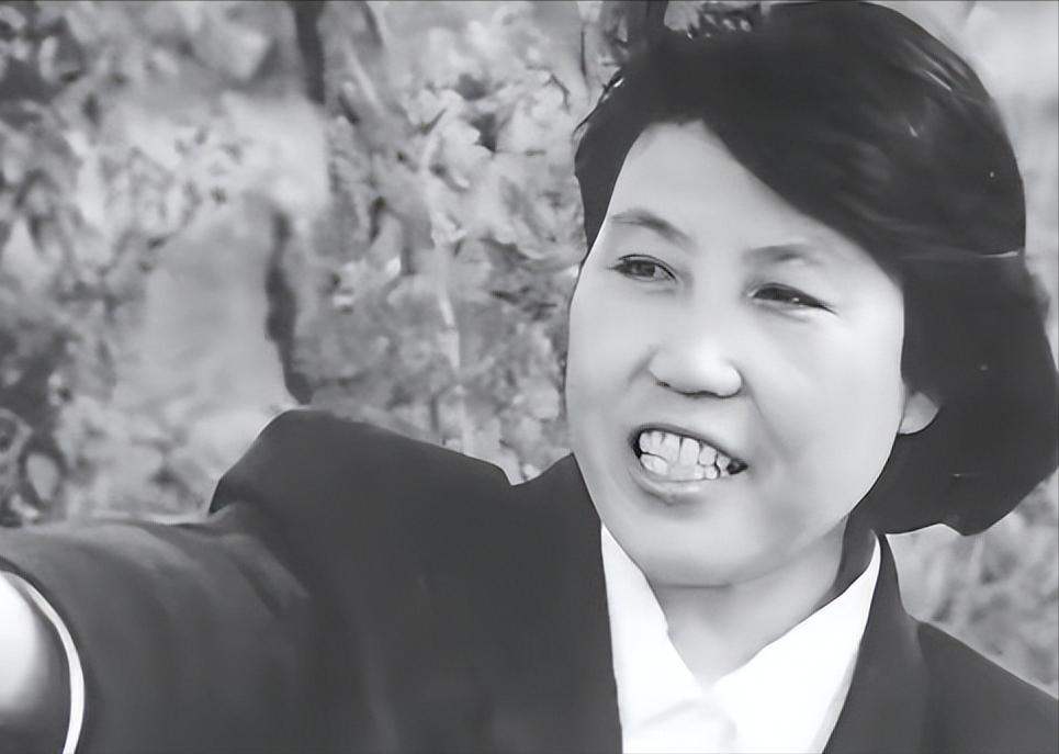 1978年，“铁姑娘”郭凤莲随代表团前往美国。她满怀热情地宣传“大寨精神”，可