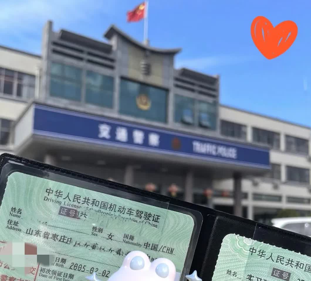 考了C1却被手动挡高速降档逼成智障，科三教练只会吼“一档二档慢慢升”，考完驾照才