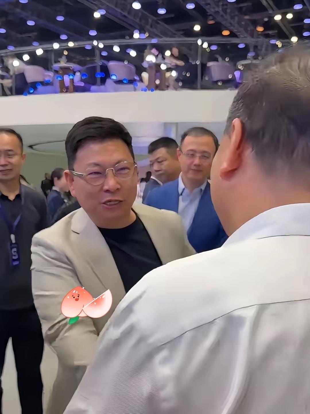 爆哭！余承东带伤撑场太拼了吧！4月25日北京车展，余承东空降鸿蒙智行展台！现场