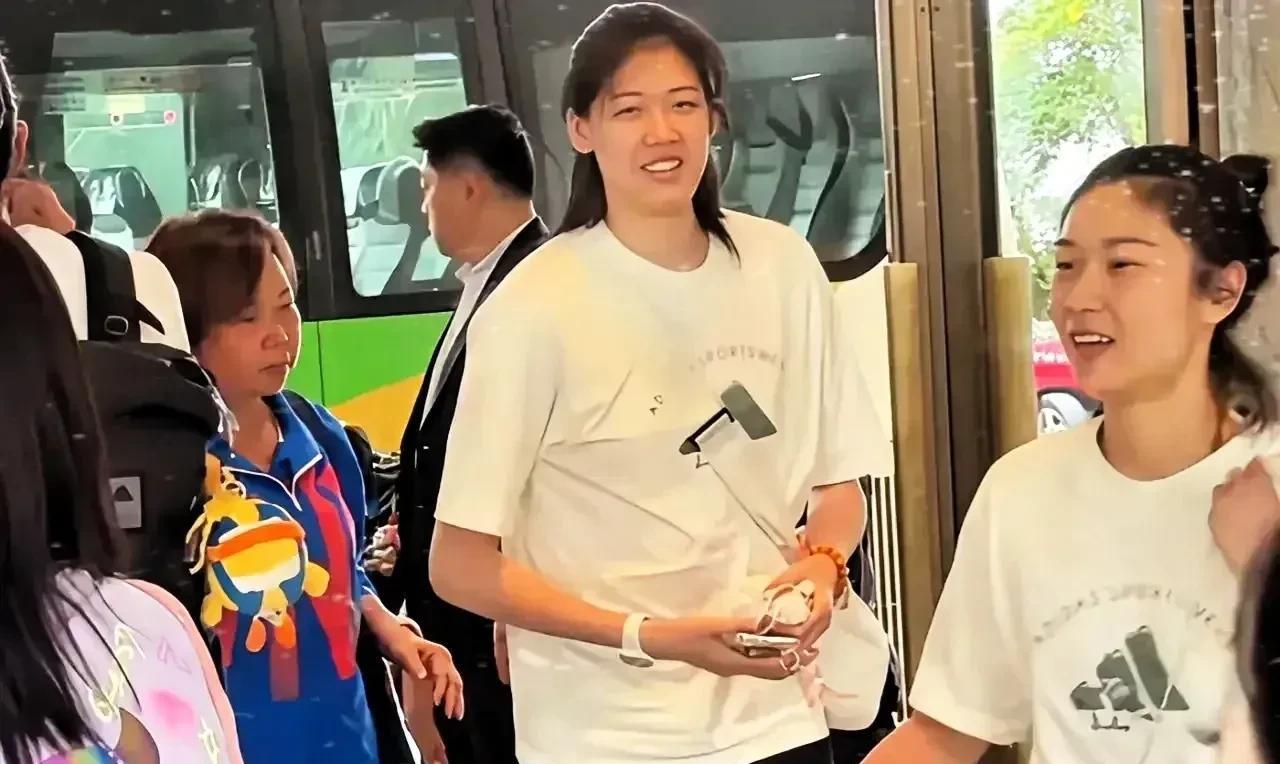 【但愿，李盈莹随队只是个噱头】李盈莹一句广东话“大家好，我是李盈莹”，女排世联