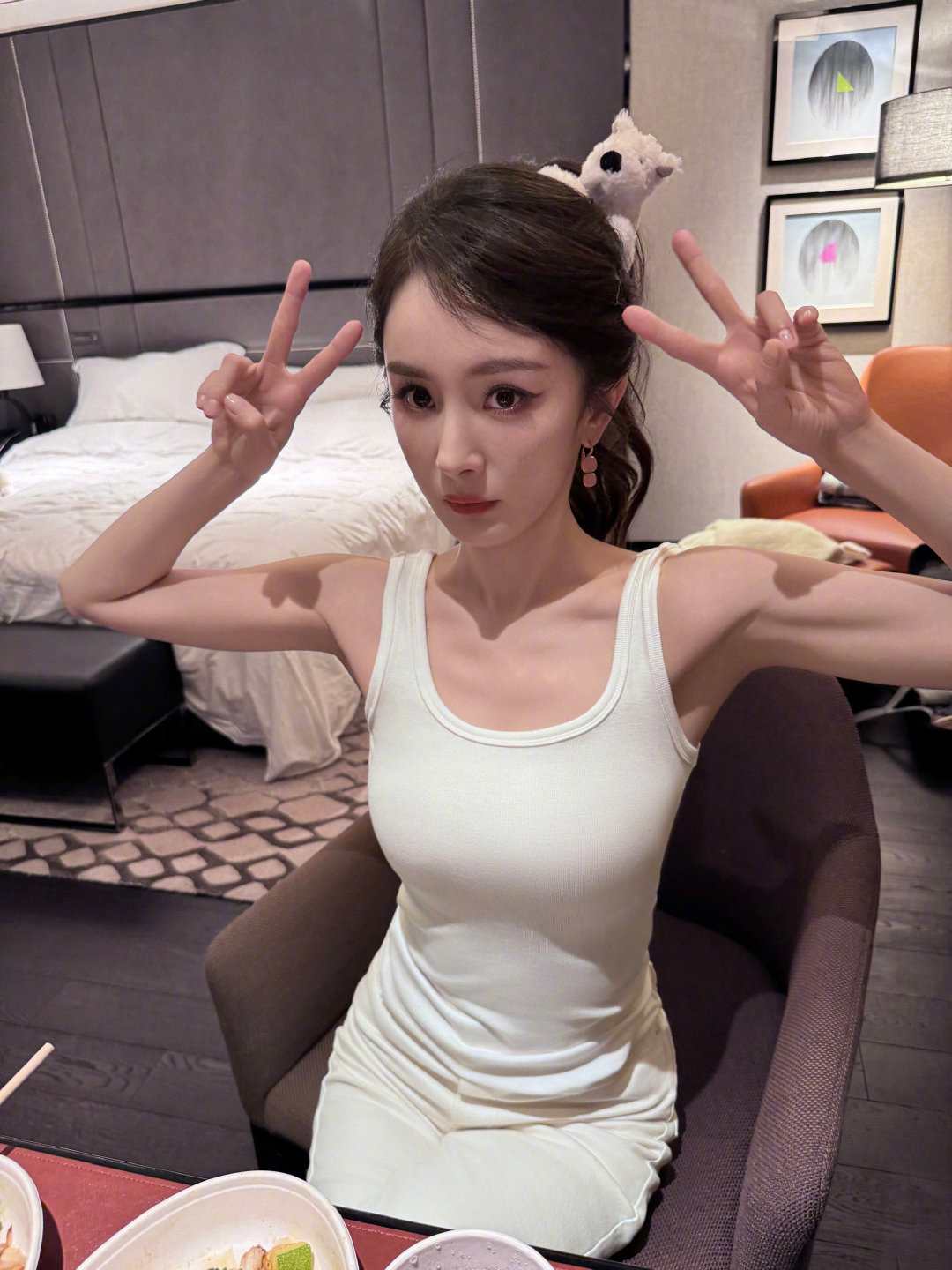 杨幂就吃了一个寿司一口面杨幂吃的少还在一直健身，自律的女明星！！这身材谁看了不羡