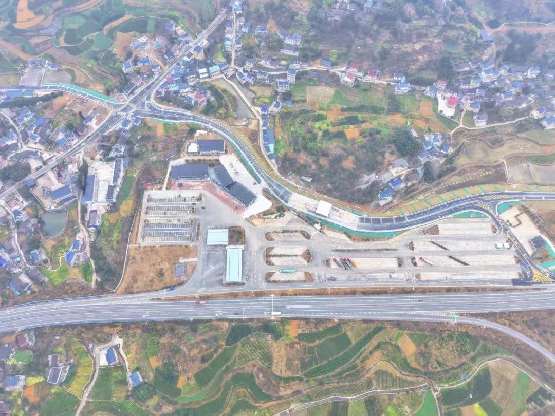 2026年2月20日，《湖南日报》头版头条聚焦湖南高速公路建设运营与春运服务保障