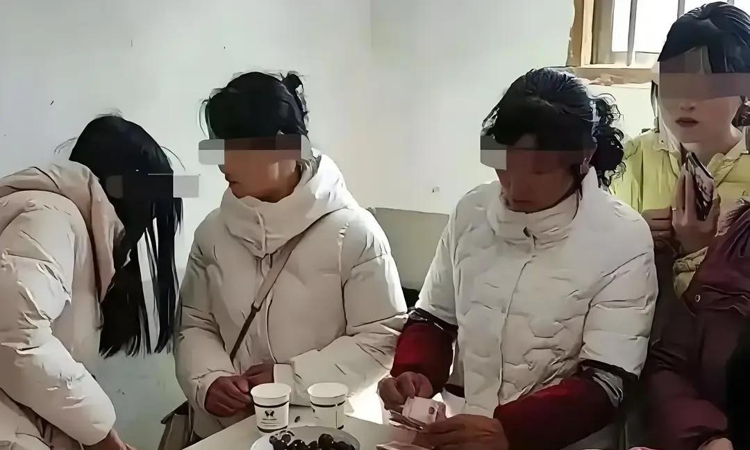 菜市场的干货摊连着两天没开张，离过婚的老板娘偷偷去领证了男方穿着件旧藏青夹克