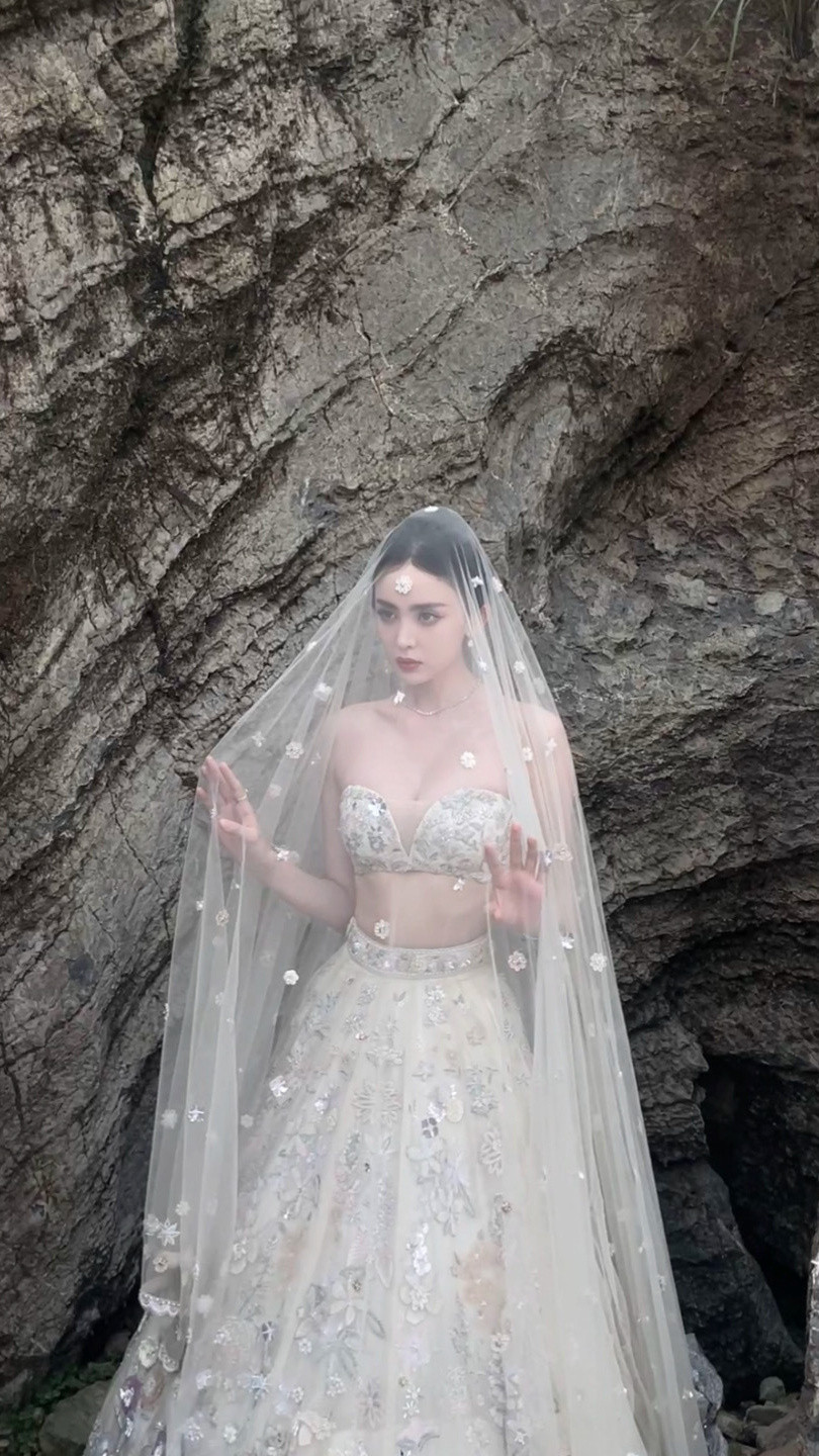 古力娜扎，白纱倩影，迷人的“婚嫁新娘”。娜扎