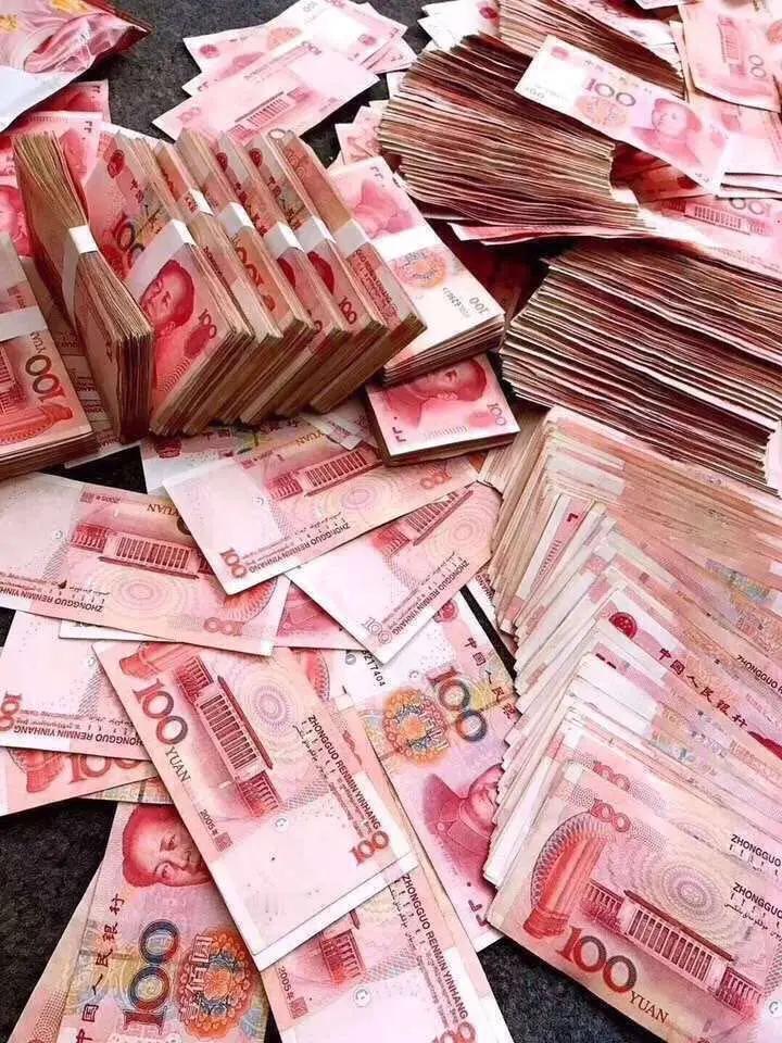 银行靠放货养活，当千家万户富余生活保障充足，投放贷款环境又适逢萧条。放贷消失，银