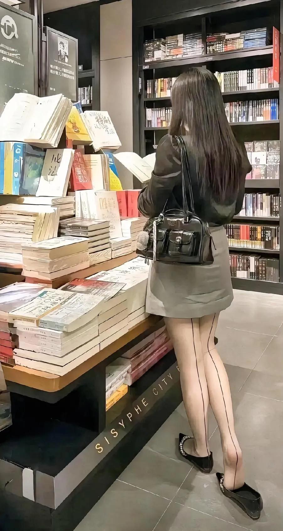 别人逛街去商场，她逛街去书店，爱学习的人就是这样，不管什么时候只要有书的地方就有