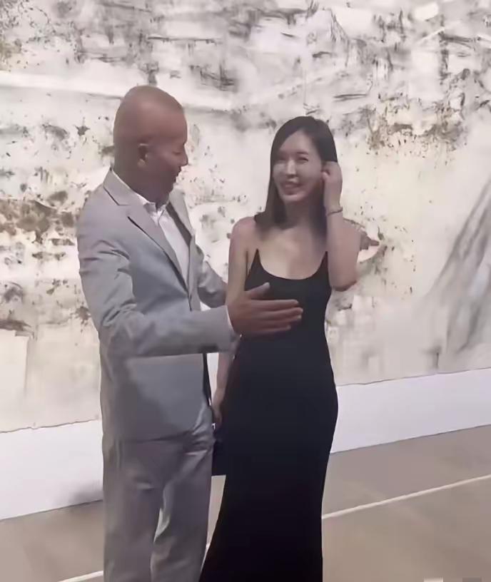 为什么王石从不阻止田朴珺？因为真正的掌控，在镜头拍不到的地方。她的旗袍开叉到