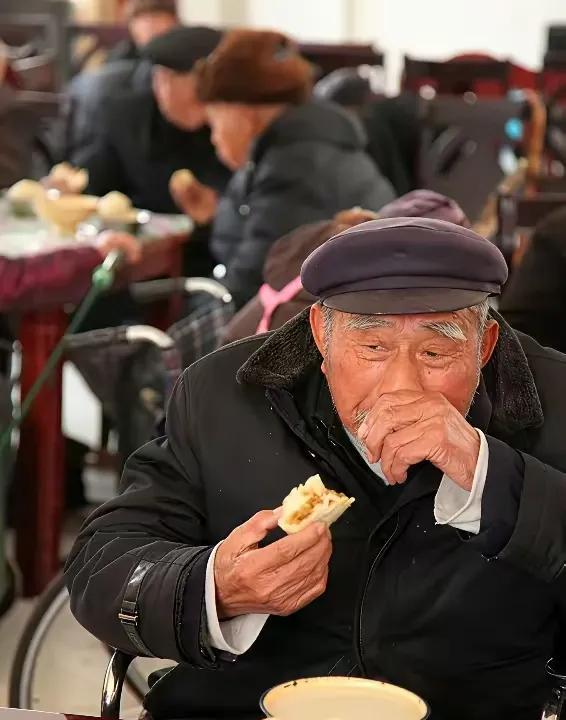 老年悟语人至桑榆笑口开，随心惬意莫疑猜。人生有限时须惜，幸福惟求体健哉。