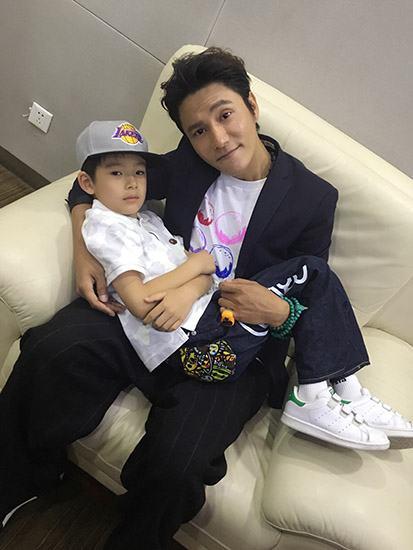 当年陈坤抱着顶顶，一个是小帅哥，一个是帅大叔。陈坤颜值高，他儿子要是随他长相，好