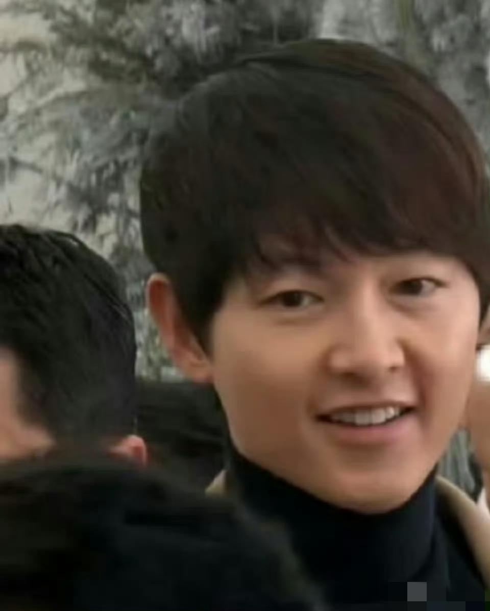 2月2日，宋仲基带妻子参加好友婚礼，许久没有露面的宋仲基胖了好多，脸上洋溢着幸福