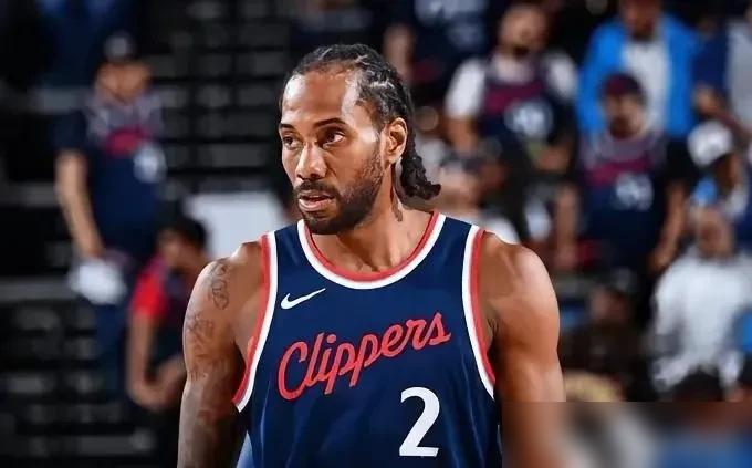 泰伦·卢把战术板砸在地上，滚到伦纳德脚边。你猜他怎么着？面无表情，一脚踢开，看都