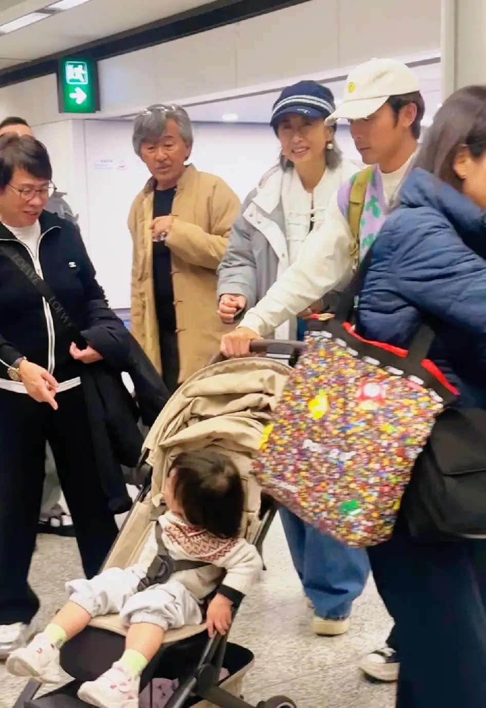 有网友在飞机上偶遇叶倩文抱着她小孙女，一家人从杭州返香港，人上了年纪是真爱小孩，