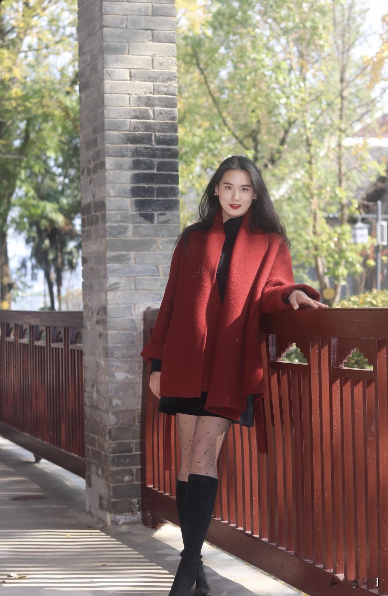 女性人像摄影作品如何有高级感?红衣少女背对镜头，静立树旁，享受阳光。